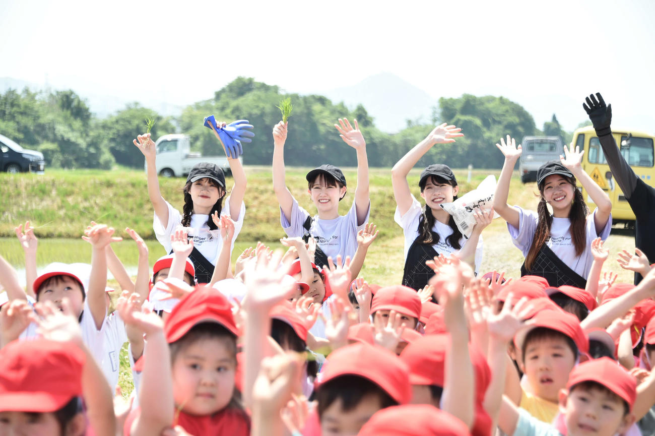 園児と一緒に農作業を行ったNGT48の、左から中井りか、西潟茉莉奈、小越春花、真下華穂
