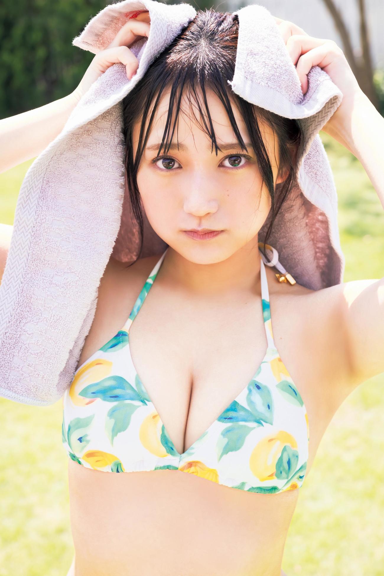 「FLASHスペシャル2023年初夏号」のグラビアに登場するAKB48鈴木くるみ（写真・田中智久　コピーライトKOBUNSHA）