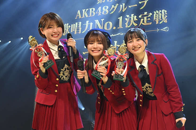 三村さん（左）、清司さん（中）と一緒に「AKB48歌唱力NO・1決定戦」のユニット戦で優勝。最高にうれしかったです！！