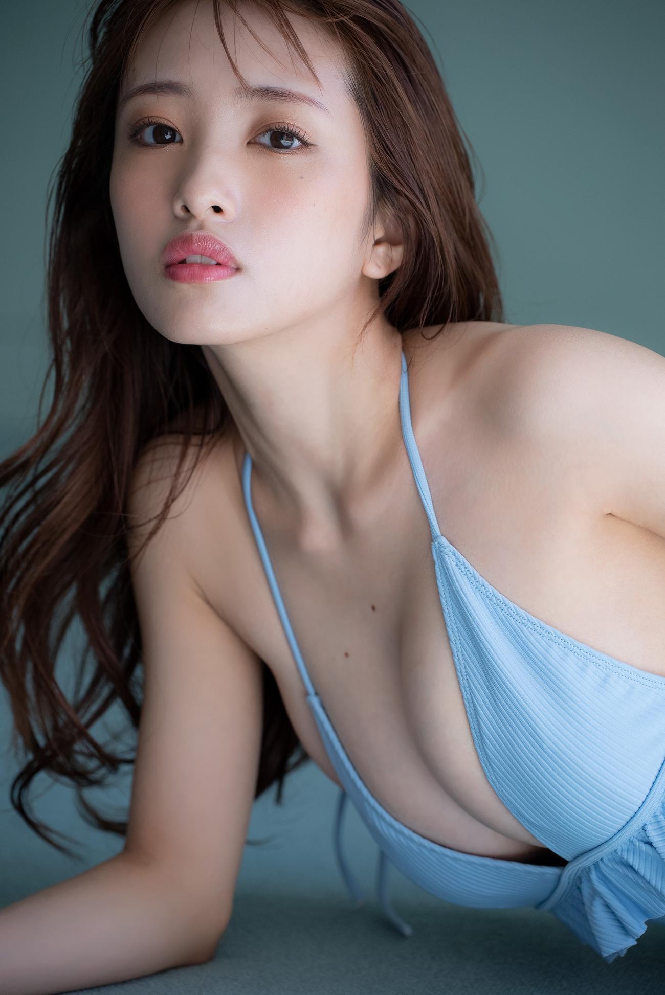 AKB48向井地美音の初の写真集「胸騒ぎの正体」Amazon限定表紙（中村和孝氏撮影）