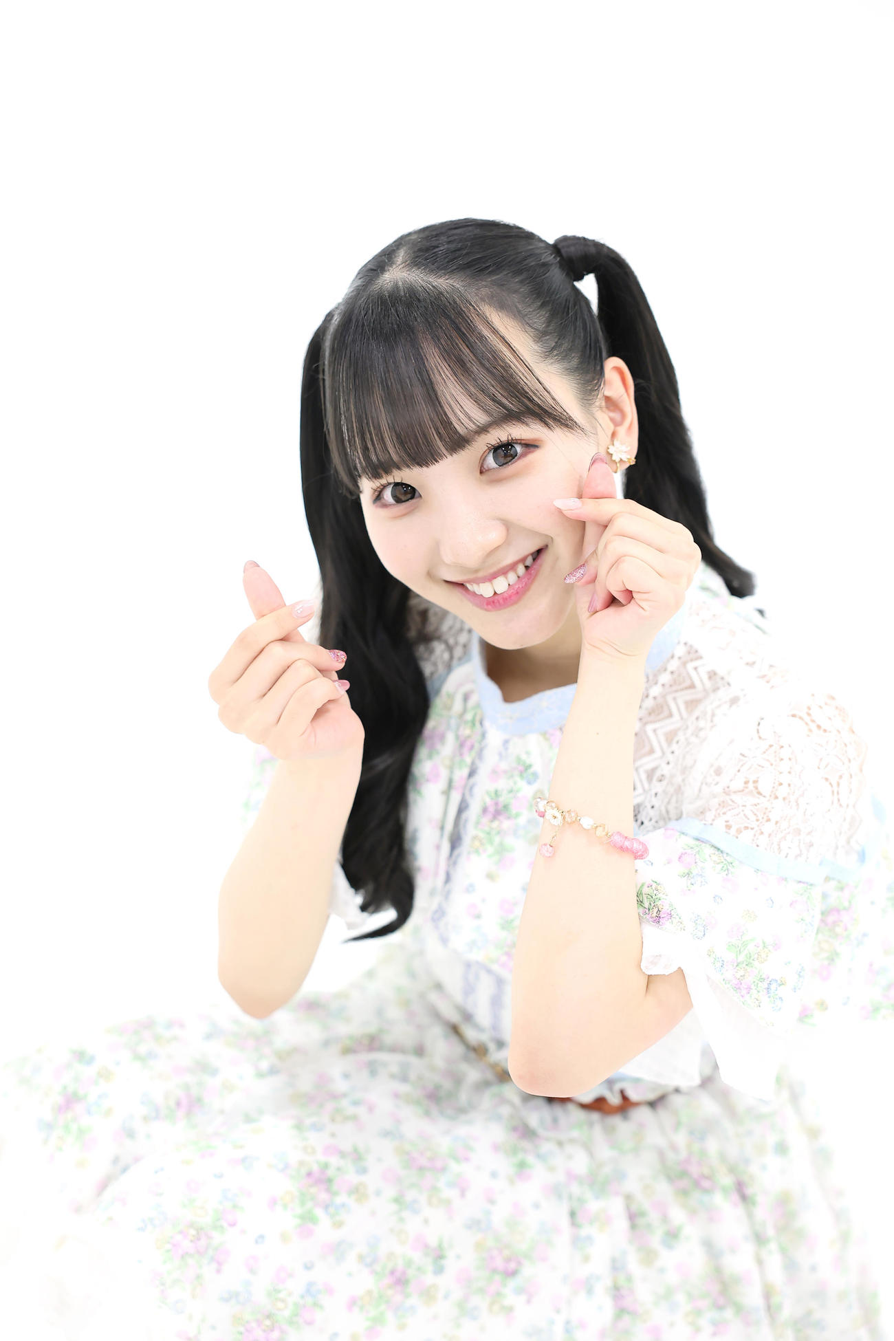 指ハートポーズのSKE48末永桜花（撮影・足立雅史）