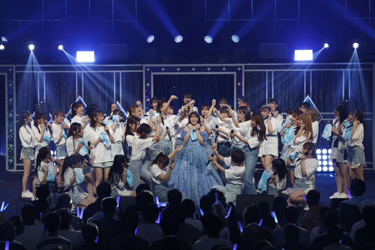 卒業コンサートを行ったHKT48本村碧唯（中央）(C)Mercury