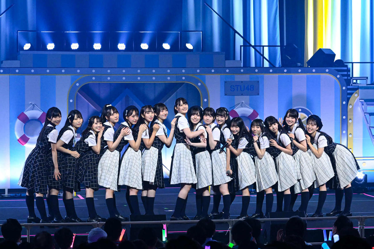 パフォーマンスするSTU48。左から8人目が瀧野由美子（C）STU