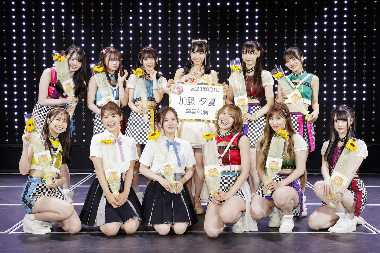 加藤夕夏（後列中央）の卒業公演で、セレモニーには渋谷凪咲（前列左から2人目）川上千尋（同3人目）も参加〓（○の中に小文字のC）Showtitle