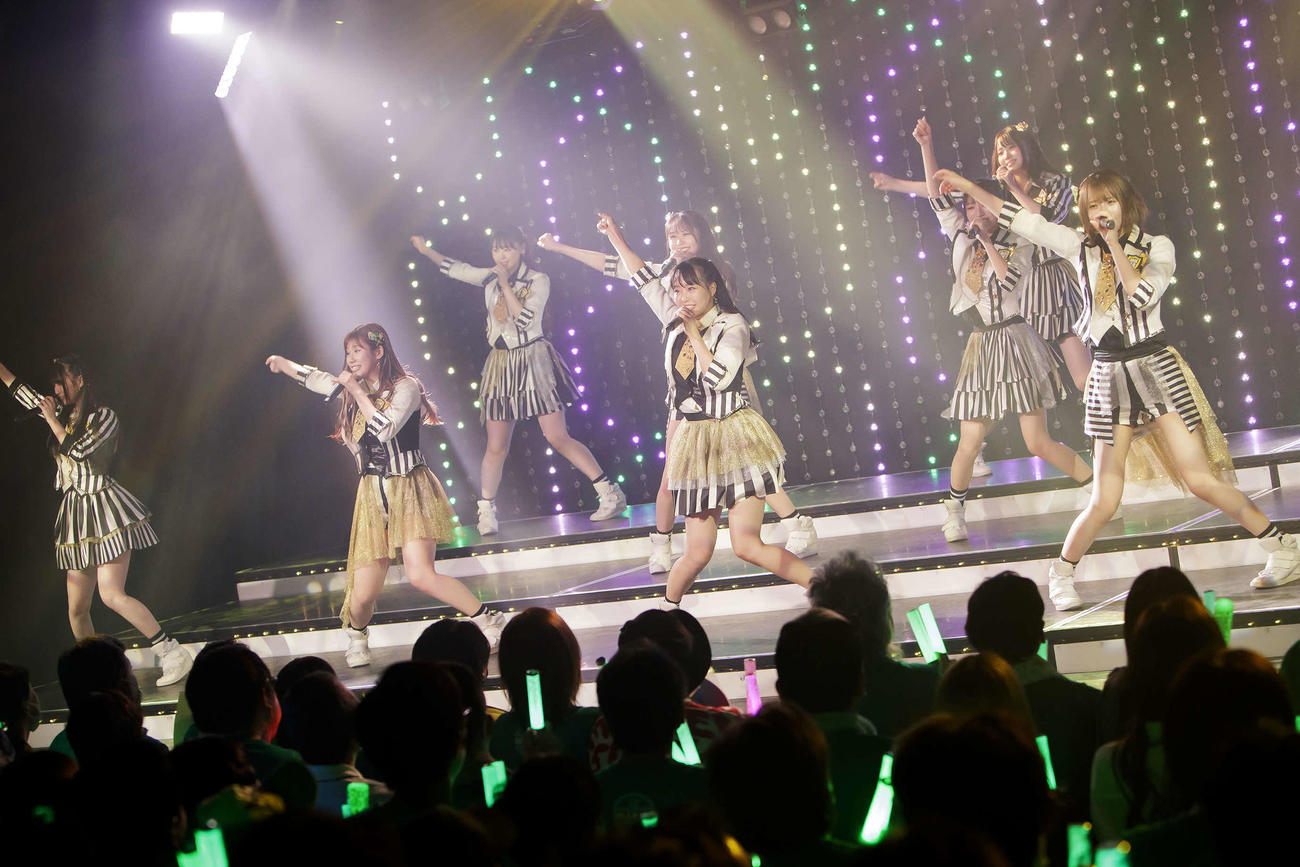 アイドル最後のステージを務めた加藤夕夏（前列左から3人目）〓（○の中に小文字のC）Showtitle