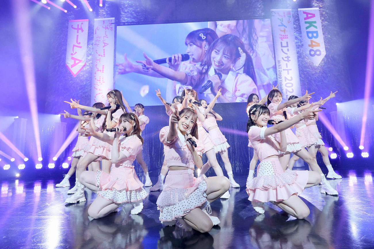 「AKB48　現チームファイナルコンサート」でパフォーマンスするAKB48チームAのメンバー（C）AKB48