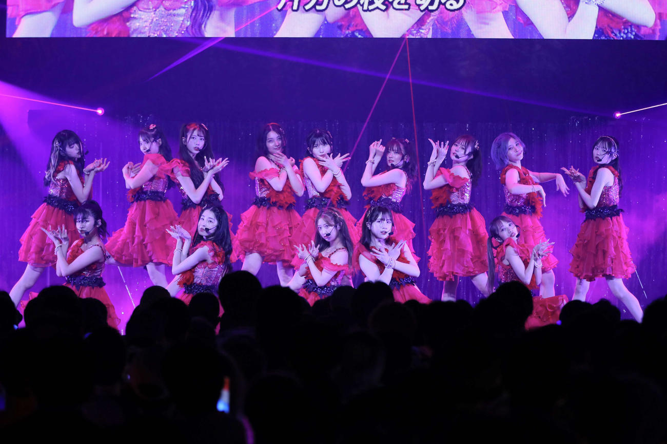 「AKB48　現チームファイナルコンサート」でパフォーマンスするAKB48チームAのメンバー（C）AKB48