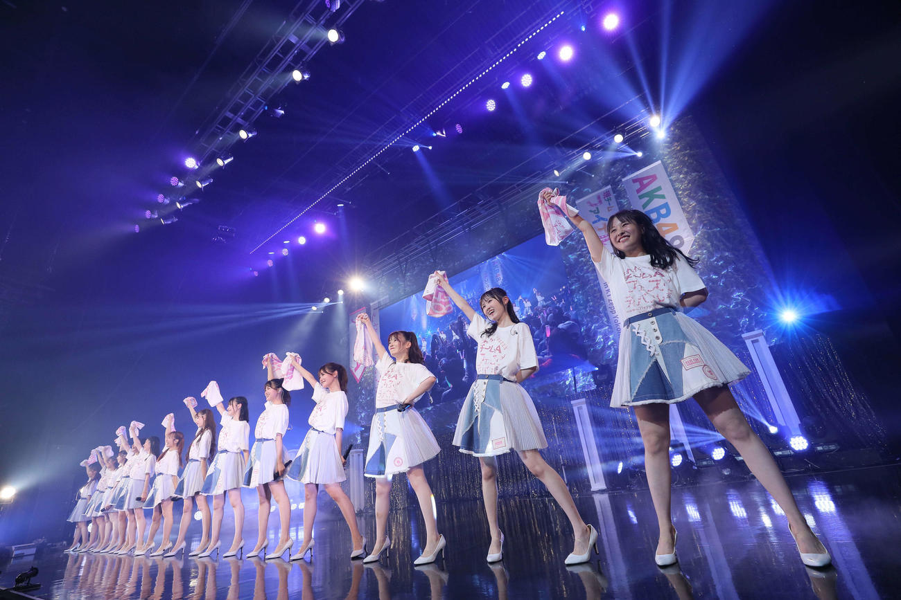 「AKB48　現チームファイナルコンサート」でパフォーマンスするAKB48チームAのメンバー（C）AKB48