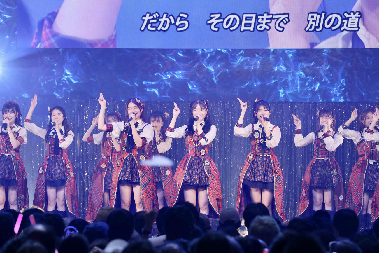 「AKB48　現チームファイナルコンサート」でパフォーマンスするAKB48チームAのメンバー（C）AKB48