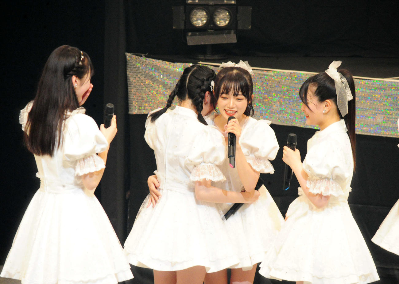 昇格を決めた3人にエールを送るNGT48・中井りか（右から2人目）