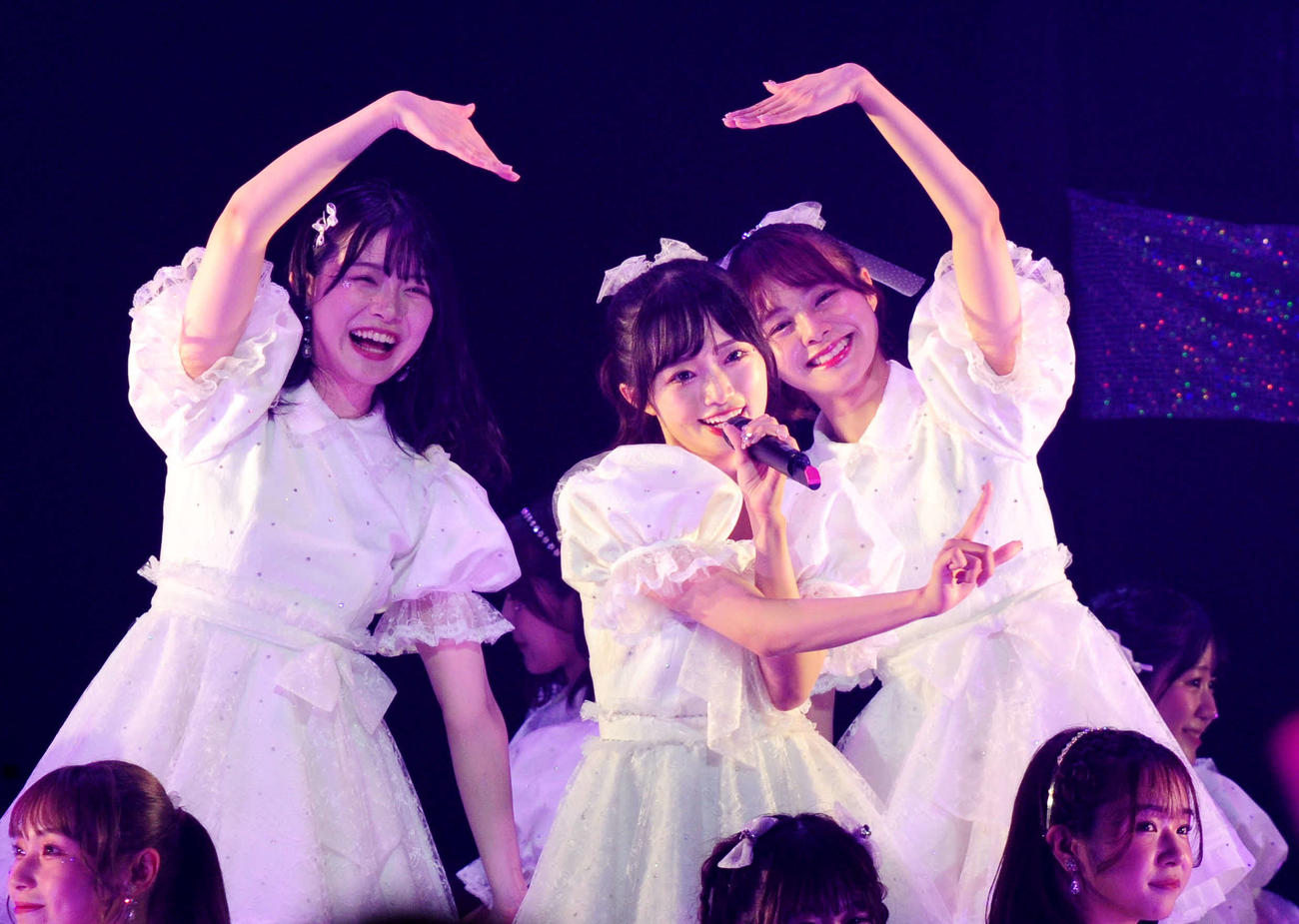 卒業前ラストシングル、「あのさ、いや別に…」をパフォーマンスするNGT48・中井りか（中央）