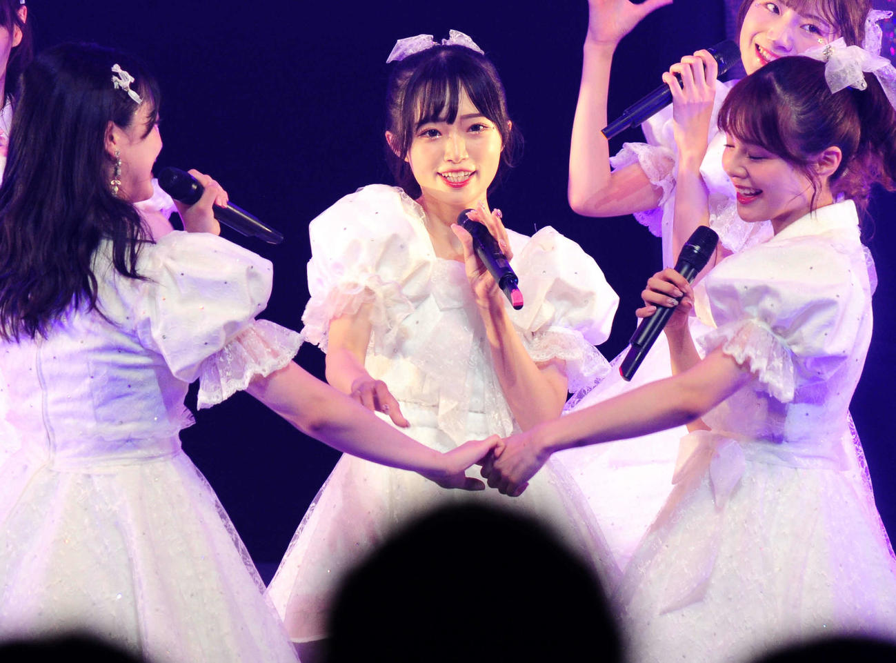 卒業前ラストシングル「あのさ、いや別に…」をパフォーマンスするNGT48中井りか（中央）