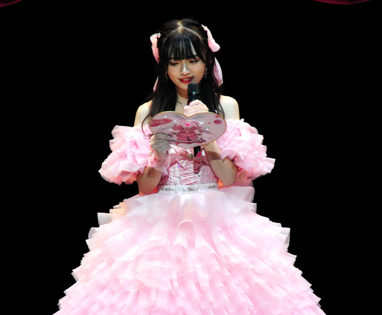 ピンク色のドレス姿で登場し、用意した手紙を読むNGT48・中井りか