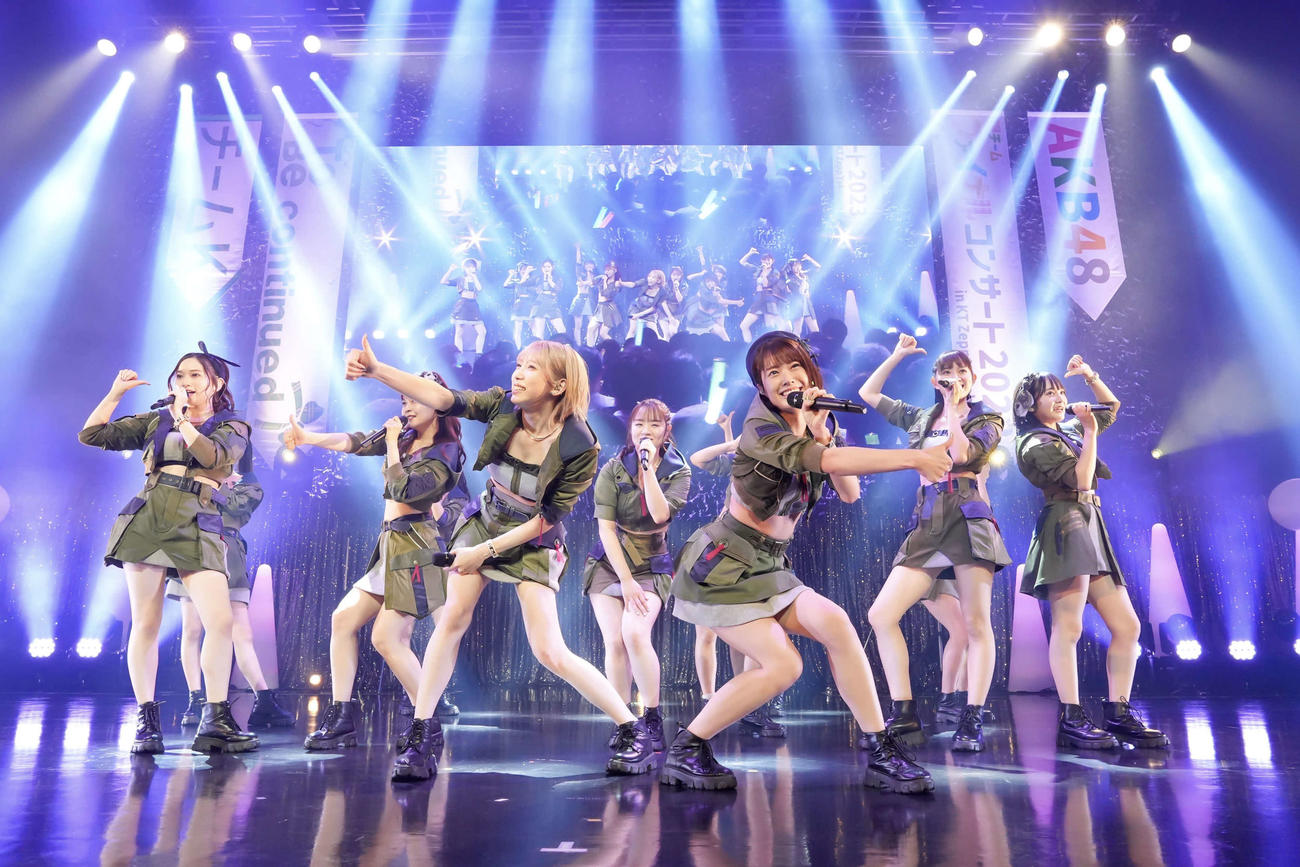 「AKB48　現チームファイナルコンサート」でパフォーマンスするAKB48チームKのメンバー（C）AKB48