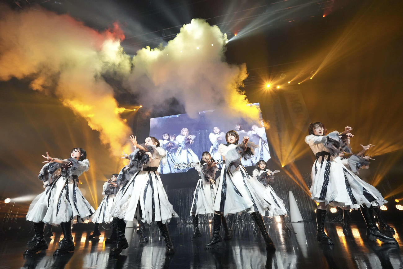 「AKB48　現チームファイナルコンサート」でパフォーマンスするAKB48チームKのメンバー（C）AKB48