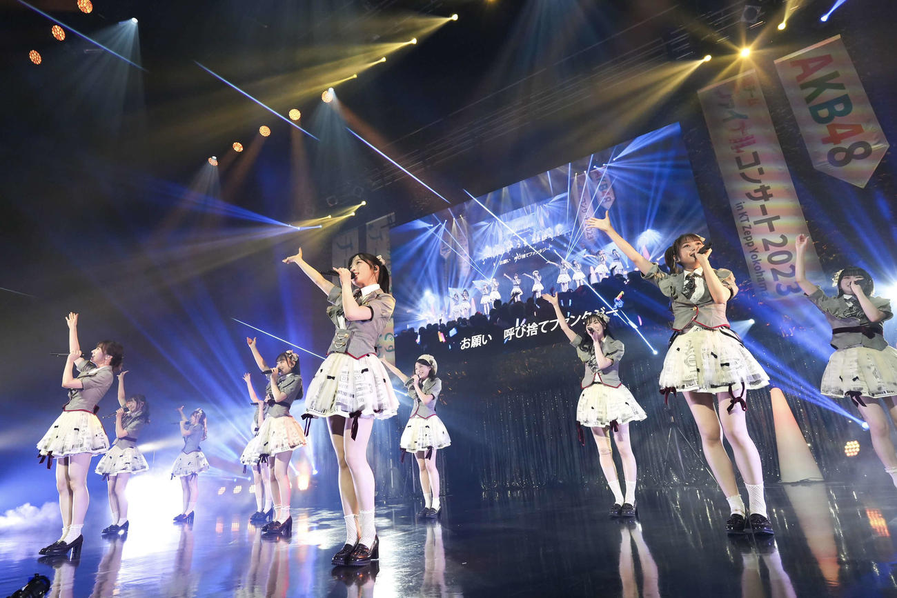 「AKB48　現チームファイナルコンサート」でパフォーマンスするAKB48チームBのメンバー（C）AKB48