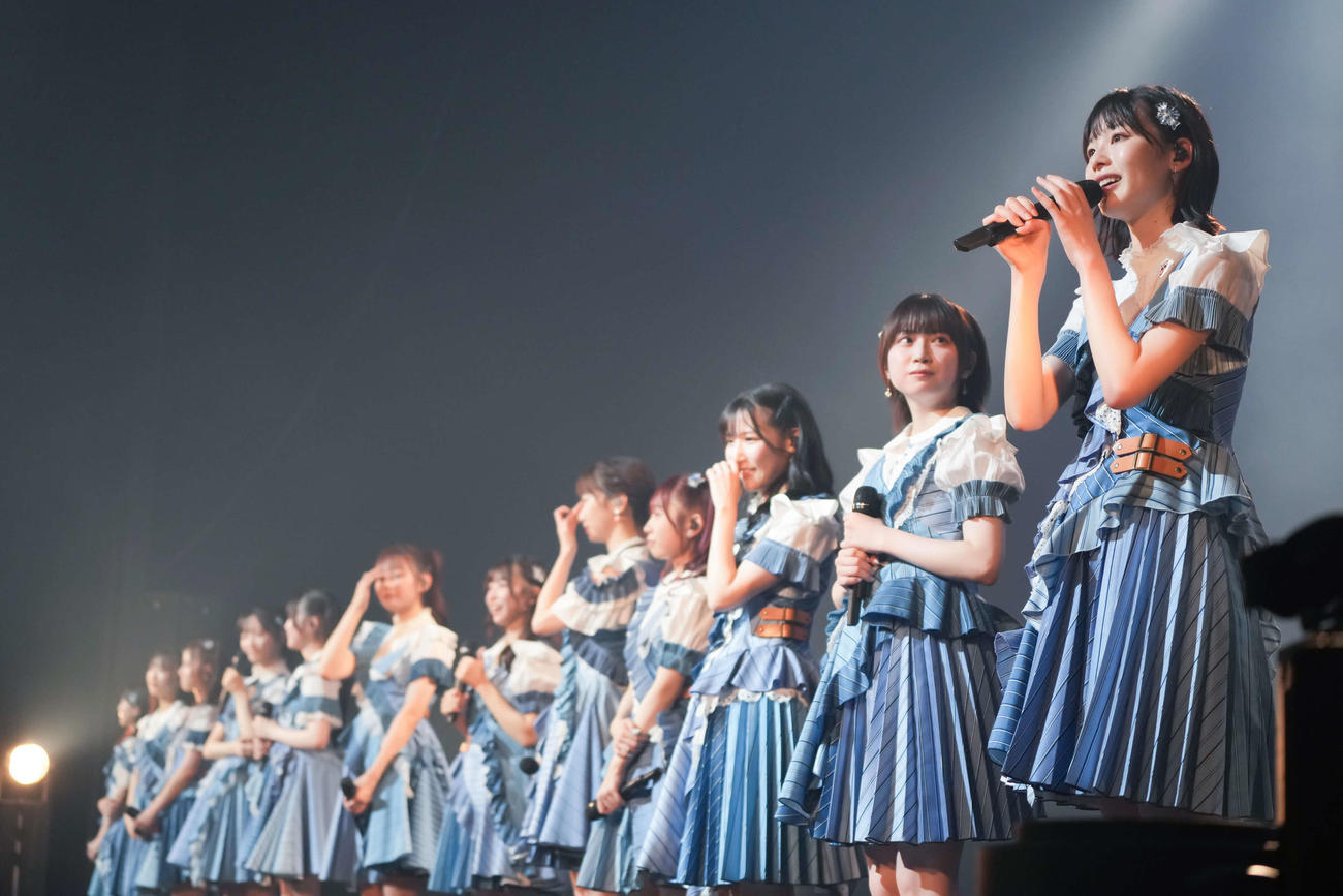 「AKB48　現チームファイナルコンサート」でパフォーマンスするAKB48チームBのメンバー（C）AKB48