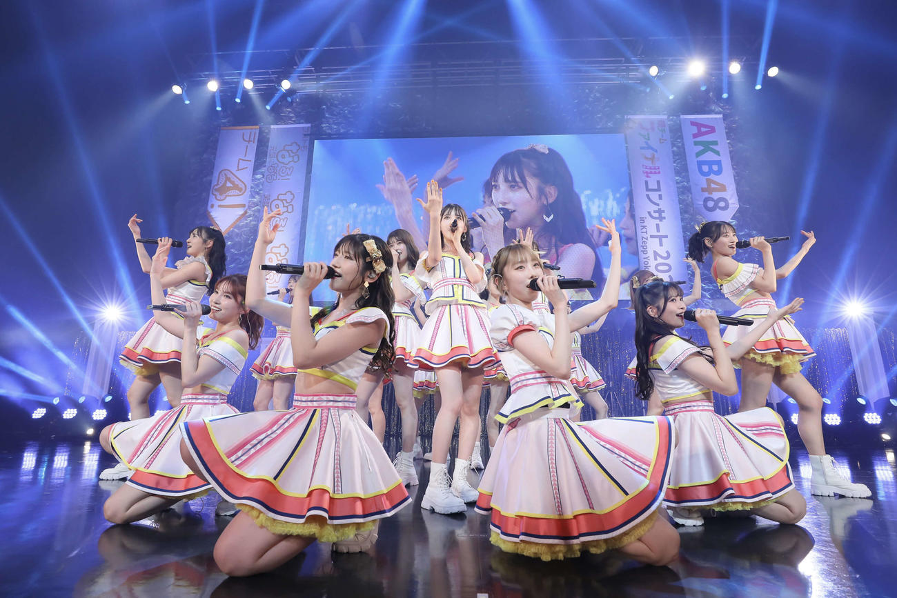 「AKB48　現チームファイナルコンサート」でパフォーマンスするAKB48チーム4（C）AKB48