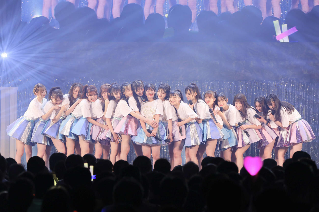 「AKB48　現チームファイナルコンサート」でパフォーマンスするAKB48チーム4（C）AKB48