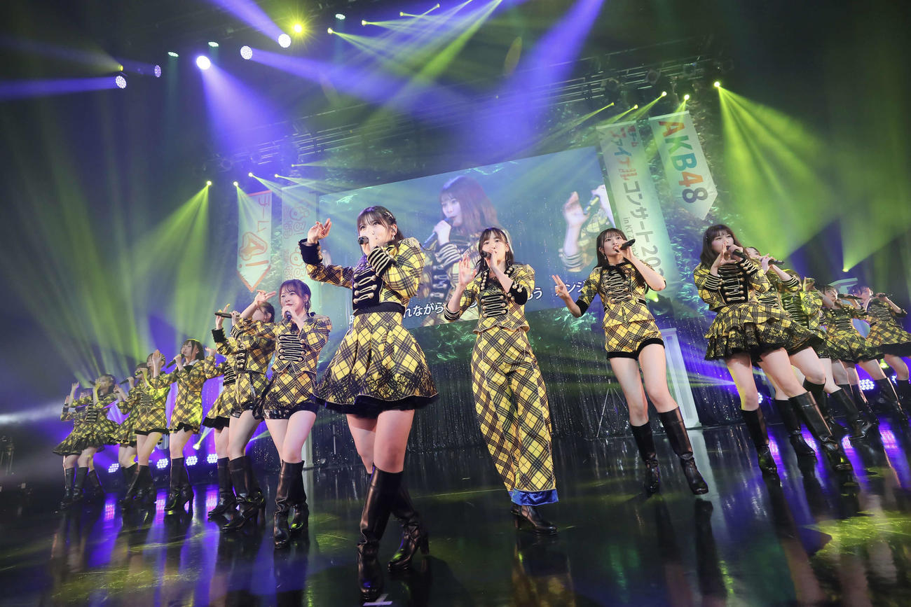 「AKB48　現チームファイナルコンサート」でパフォーマンスするAKB48チーム4（C）AKB48