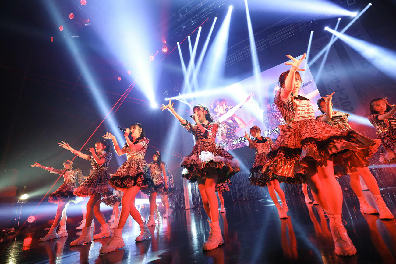 「AKB48　現チームファイナルコンサート」でパフォーマンスするAKB48チーム4（C）AKB48