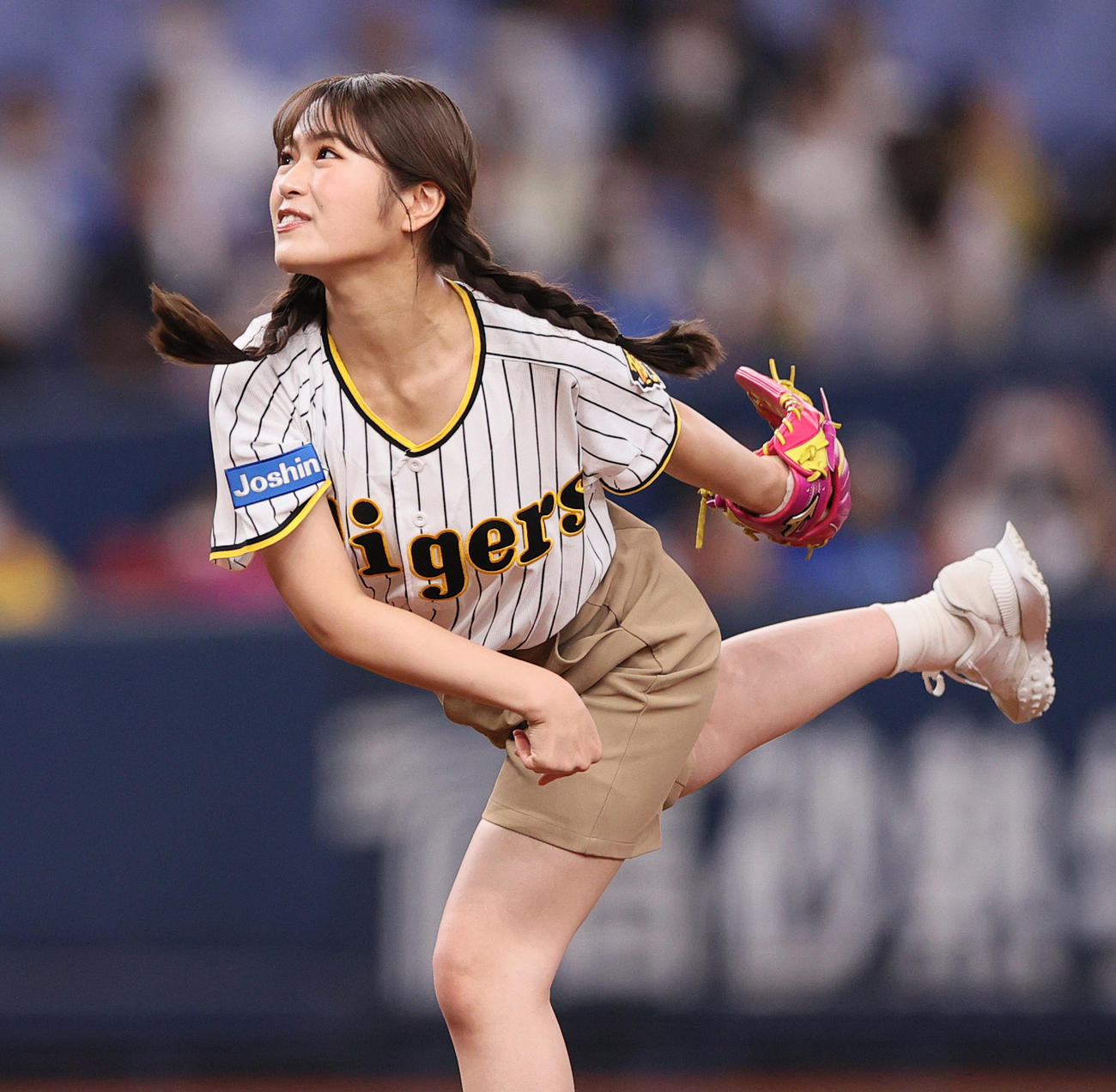 阪神対DeNA　始球式で投球するNMB48の渋谷凪咲（2022年8月25日撮影）