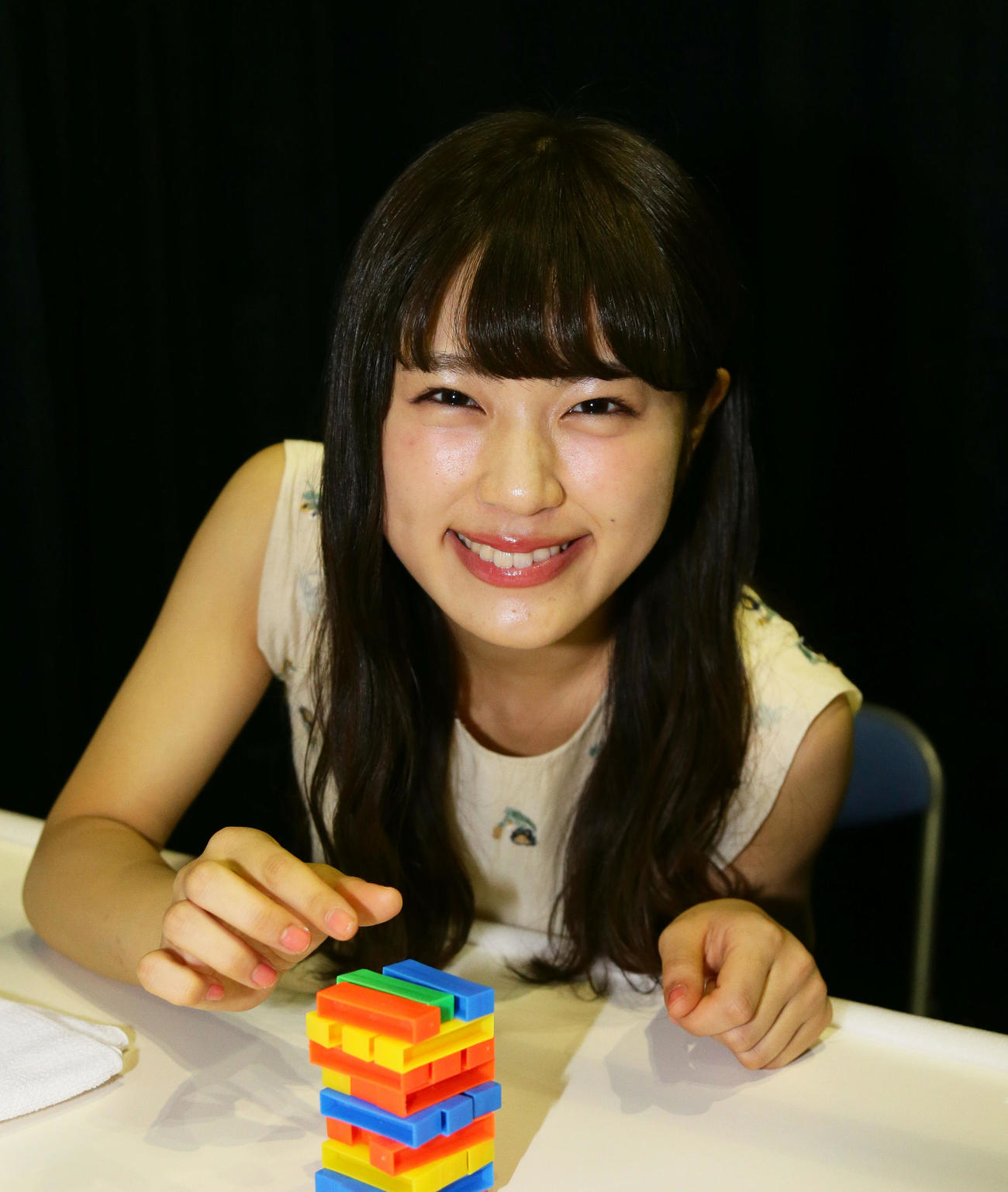 AKB48グループ夏祭り　シークレットブースで笑顔を見せるNMB48渋谷凪咲（16年7月撮影）