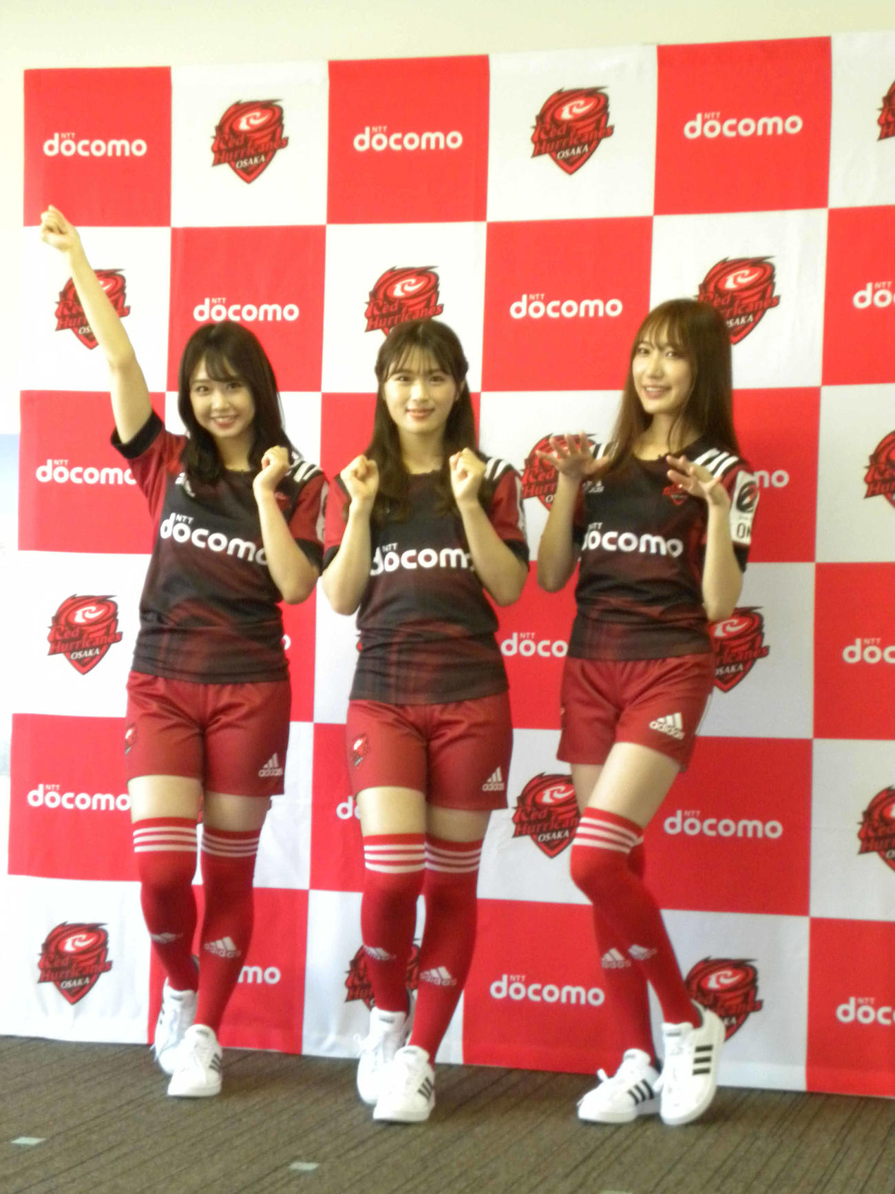 NTTドコモレッドハリケーンズ大阪の公式アンバサダーに就任したNMB48の左から加藤夕夏、渋谷凪咲、原かれん（2021年10月14日撮影）
