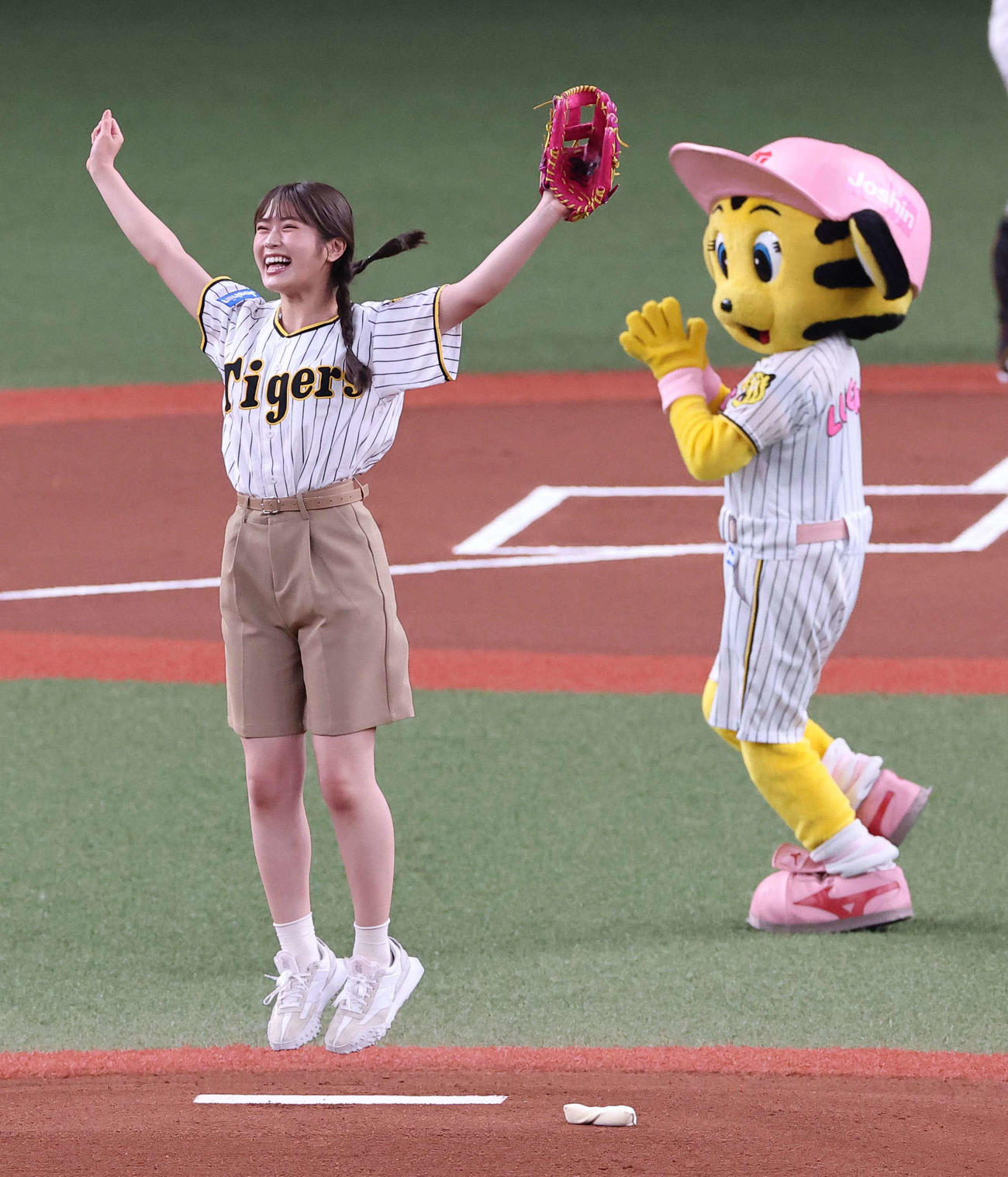 阪神対DeNA　始球式を務めるNMB48渋谷凪咲（2022年8月25日撮影）