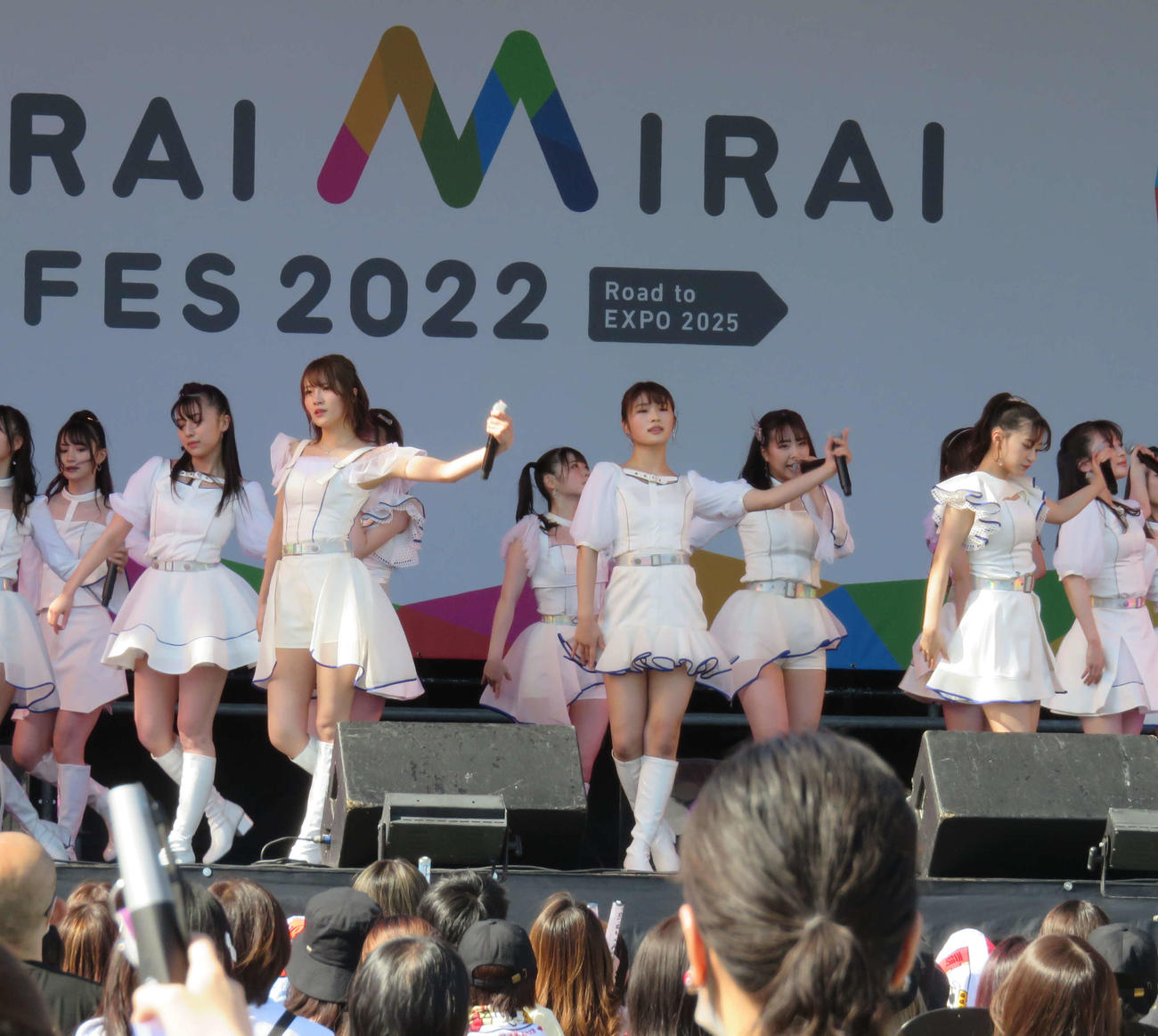 渋谷凪咲（中央右）らNMB48メンバーもフェスに出演（2022年4月30日撮影）