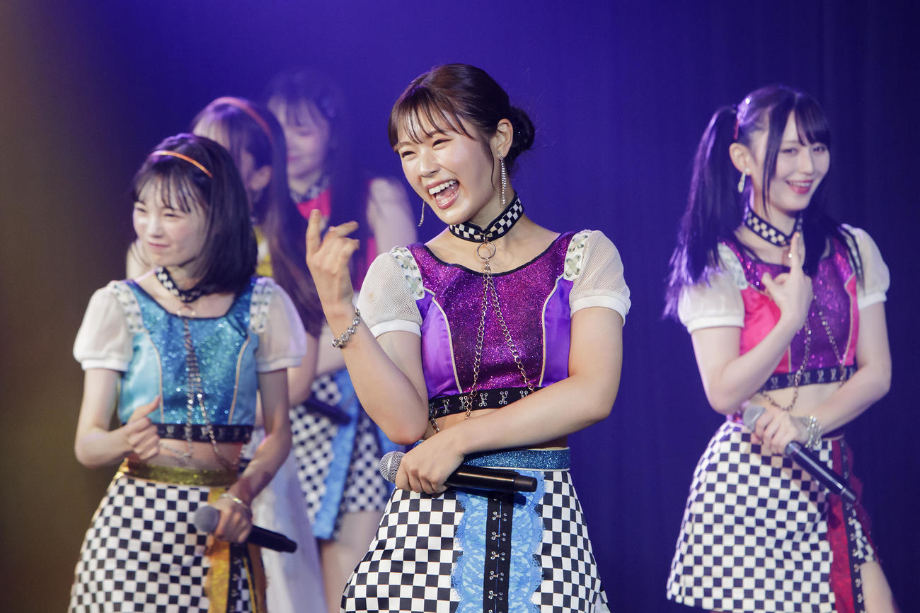 劇場公演でパフォーマンスする渋谷凪咲（中央）（C）NMB48