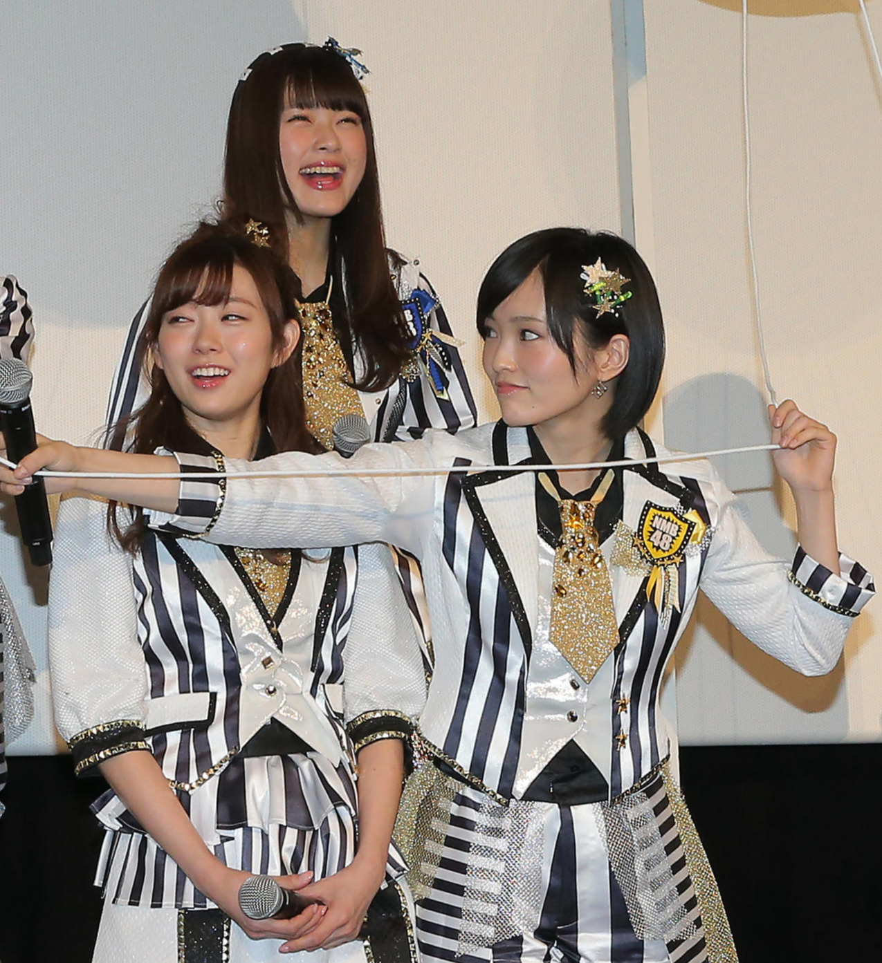2016年1月、映画の舞台挨拶に登場したNMB48山本彩（前列右）と渡辺美優紀（同左）、渋谷凪咲（後列）