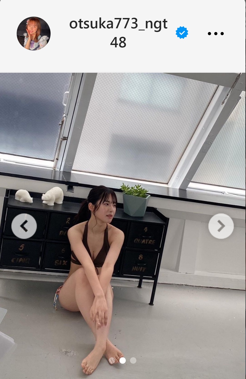 黒系のトップスに花柄のパンツのビキニ姿の大塚七海（NGT48大塚七海のインスタグラムから）