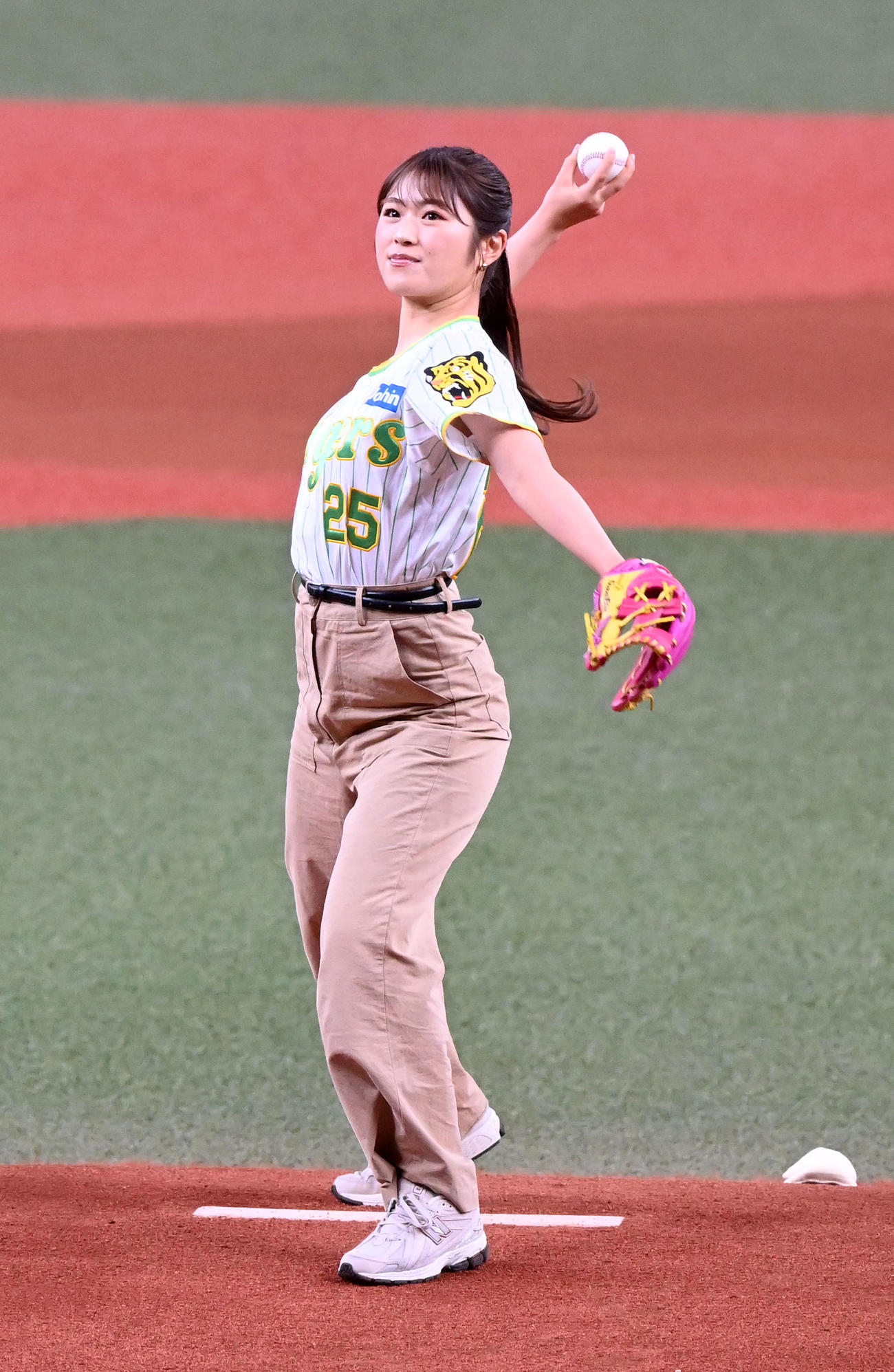 阪神対ヤクルト　始球式を務めたNMB48渋谷凪咲（撮影・前岡正明）