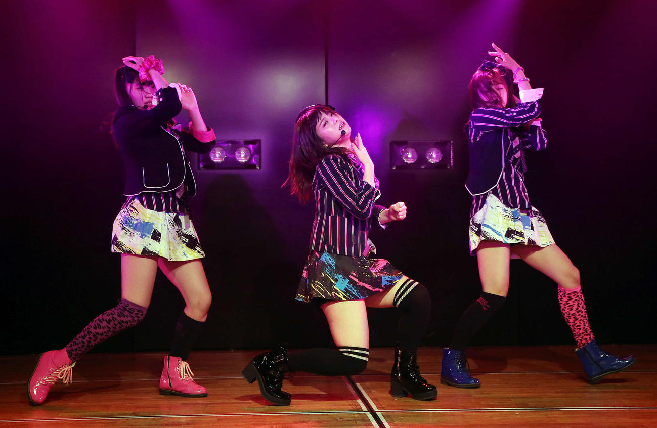 2018年4月、「制服レジスタンス」を披露するAKB48の、左から山根涼羽、佐藤栞、湯本亜美
