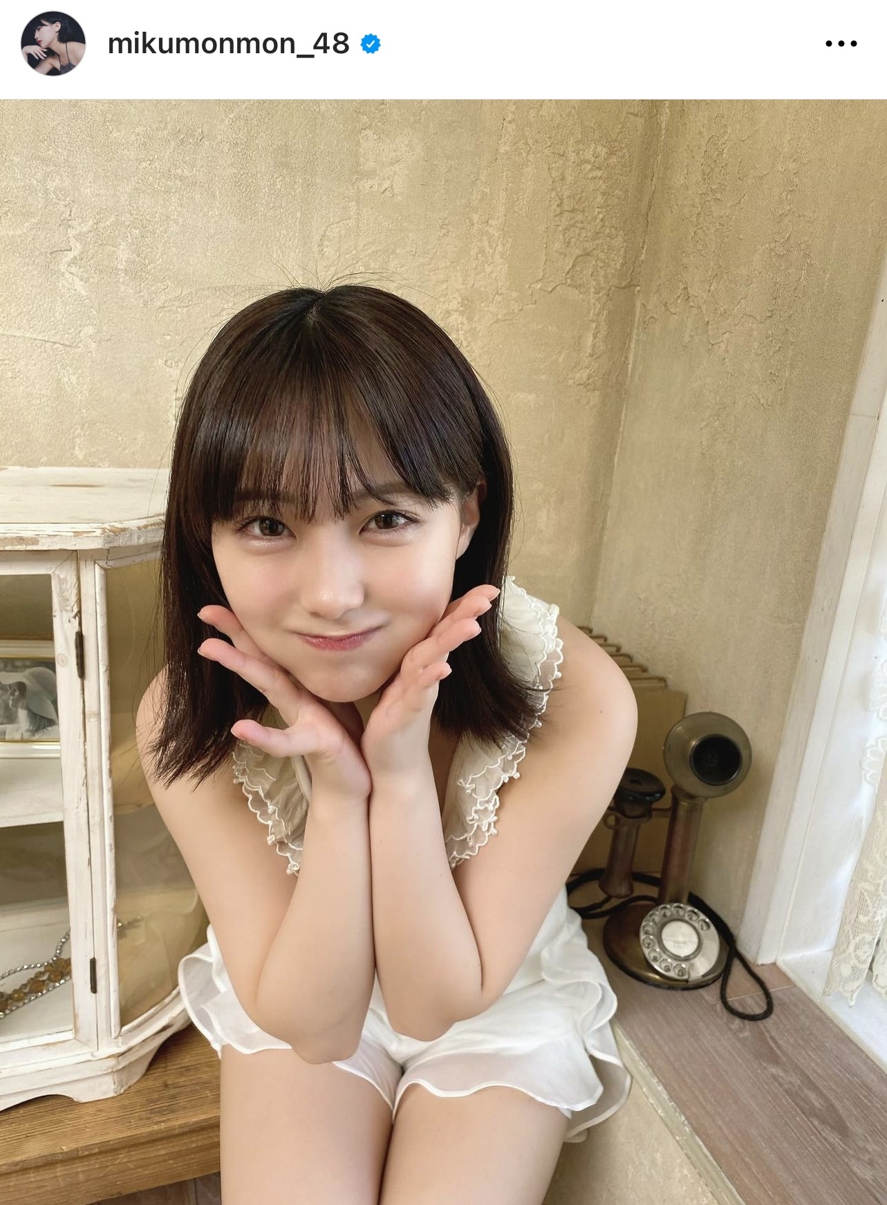 白のタンクトップと白の短パン姿でかわいくポーズをとるHKT48田中美久（田中美久のインスタグラムから）