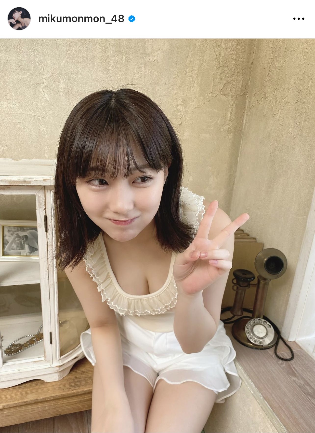 白のタンクトップと白の短パン姿でピースするHKT48田中美久（田中美久のインスタグラムから）