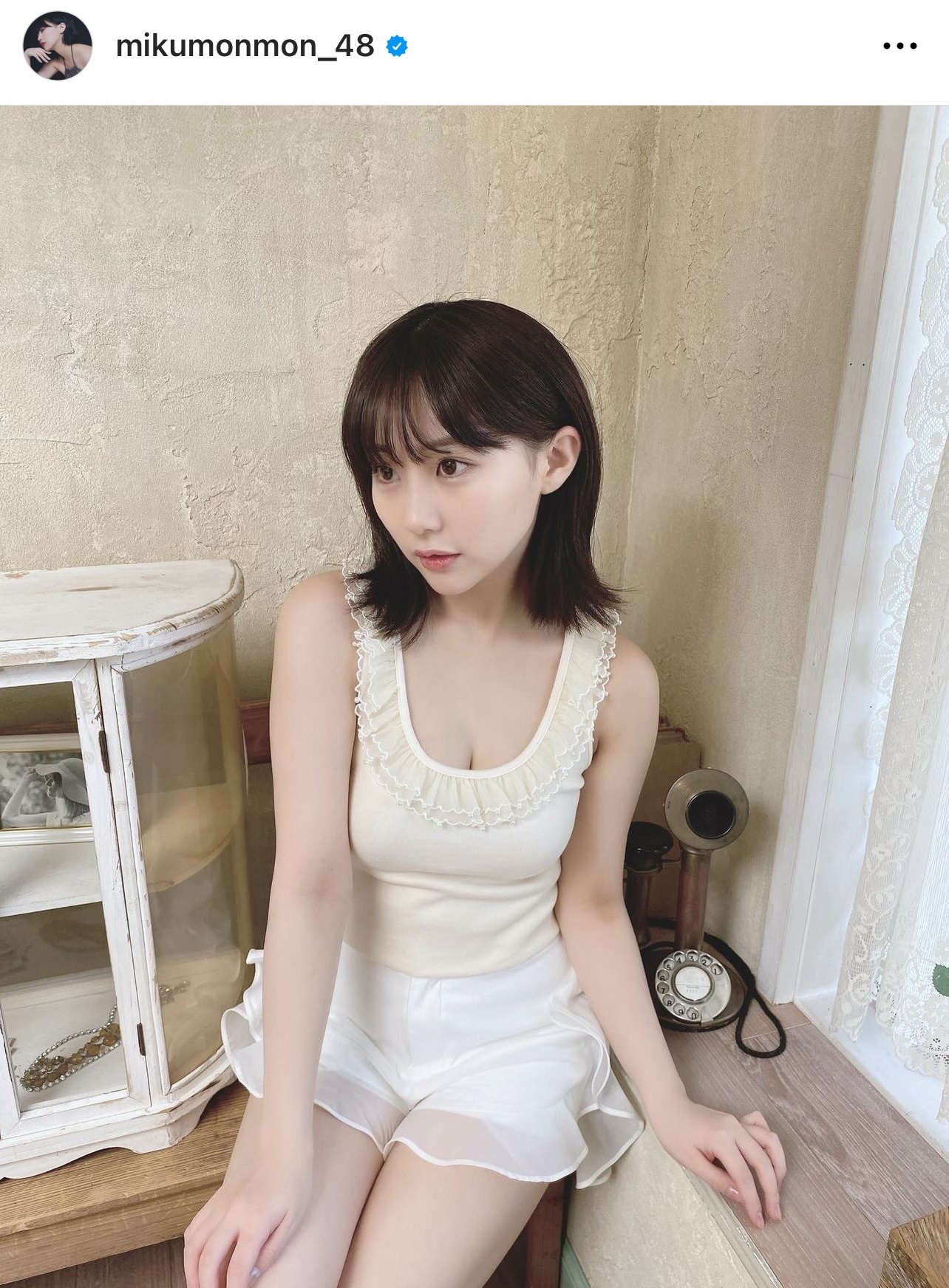 白のタンクトップと白の短パン姿でポーズをとるHKT48田中美久（田中美久のインスタグラムから）