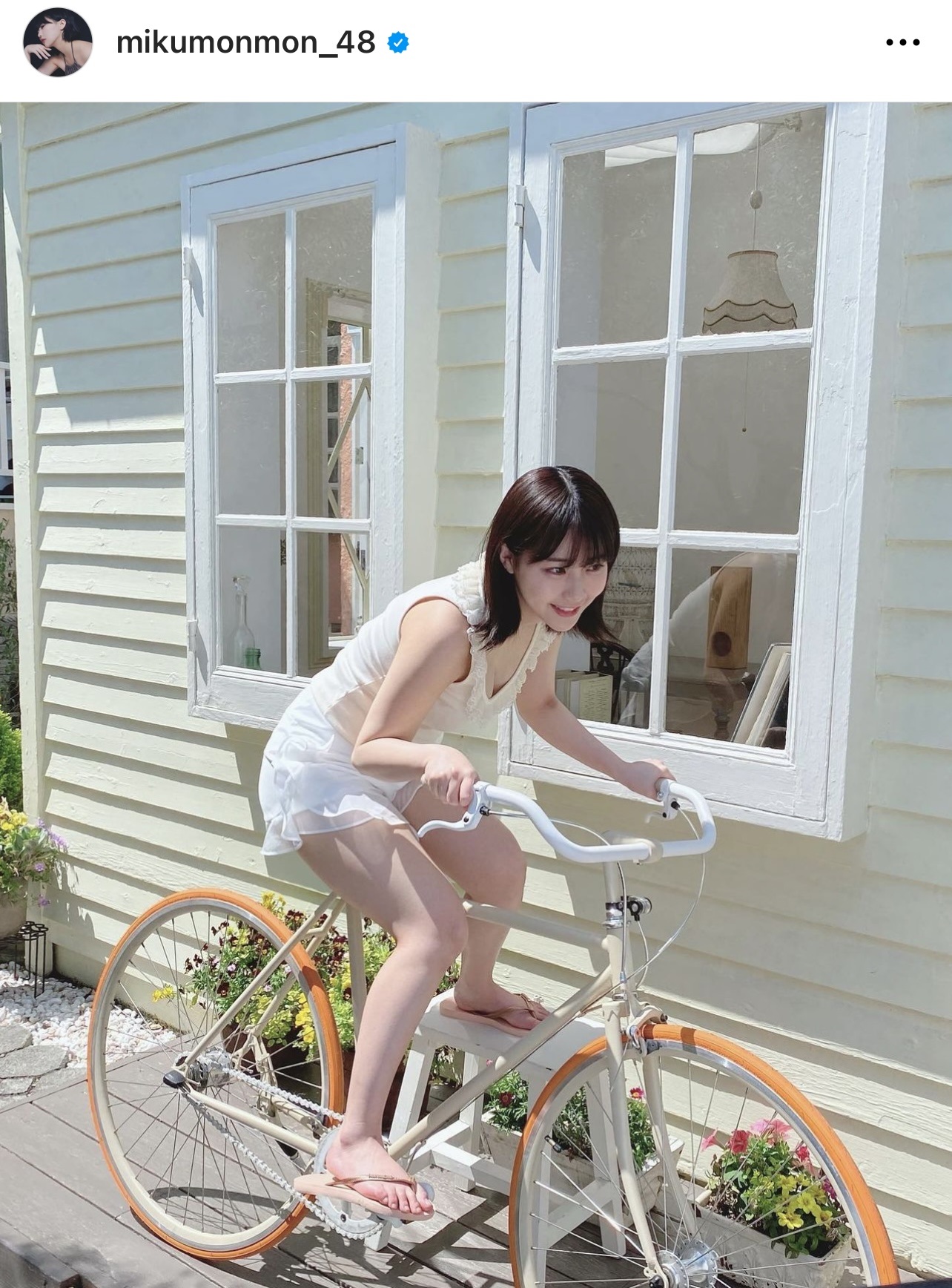 白のタンクトップと白の短パン姿で自転車に乗るHKT48田中美久（田中美久のインスタグラムから）
