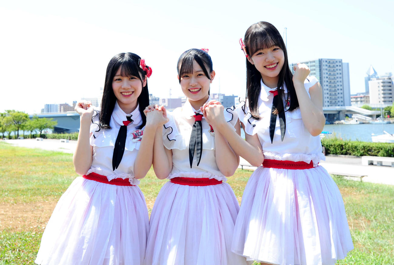 正規メンバーに昇格した3人。左から水津菜月、北村優羽、杉本萌