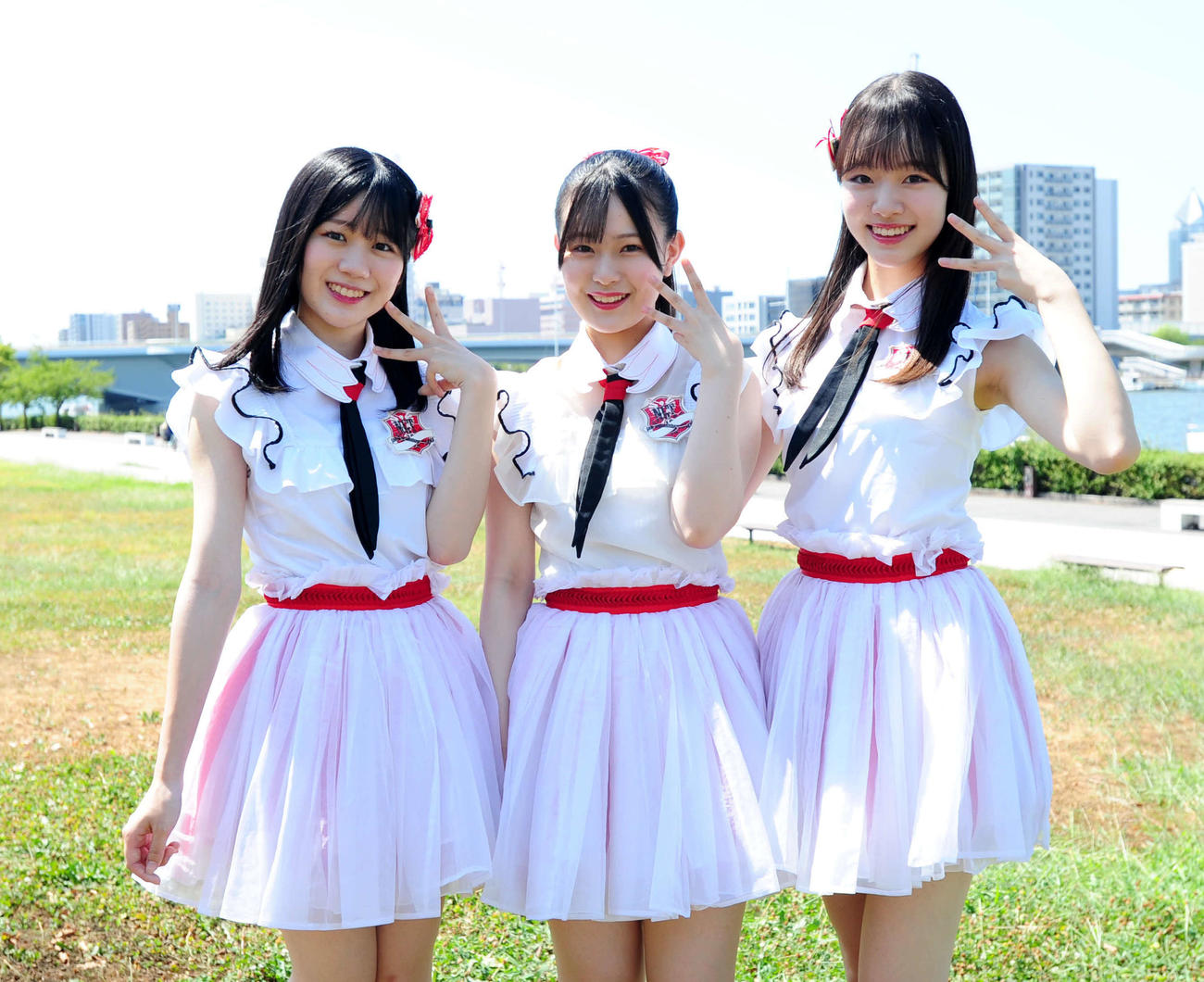 3期生ポーズをする3人。左から水津菜月、北村優羽、杉本萌