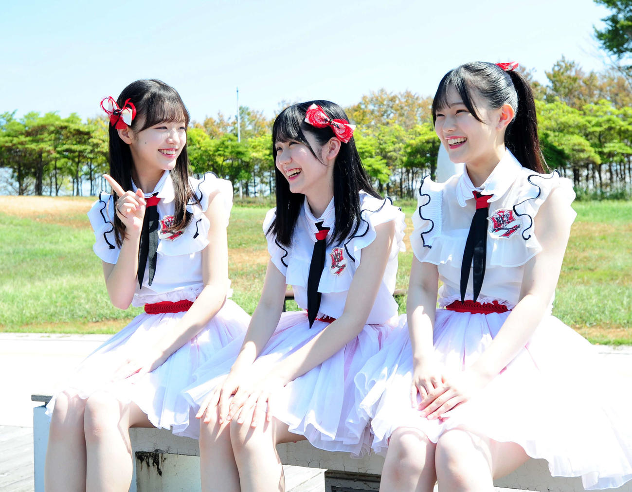 談笑する3人。左から杉本萌、水津菜月、北村優羽