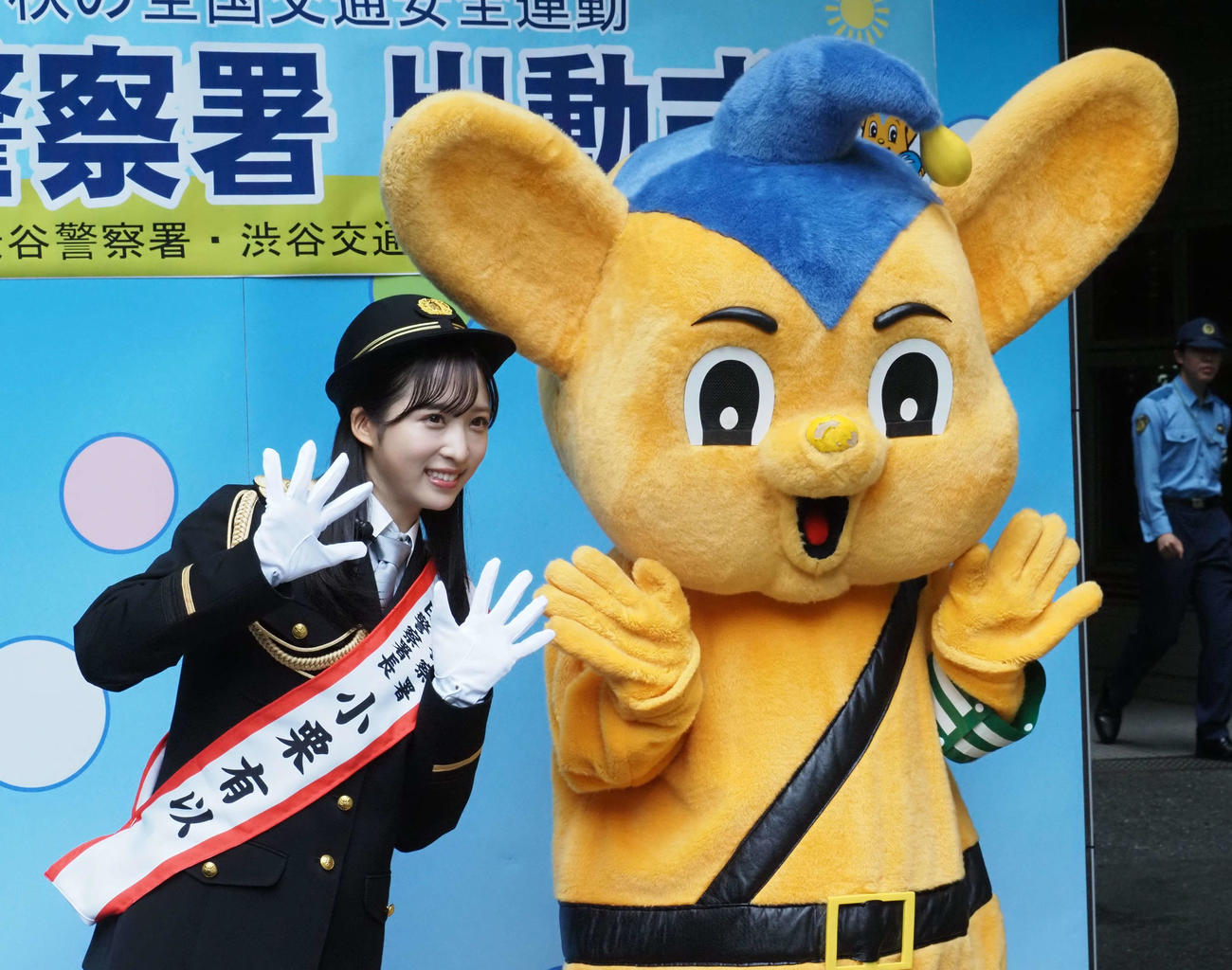 ピーポくんと記念撮影するAKB48小栗有以（撮影・遠藤尚子）