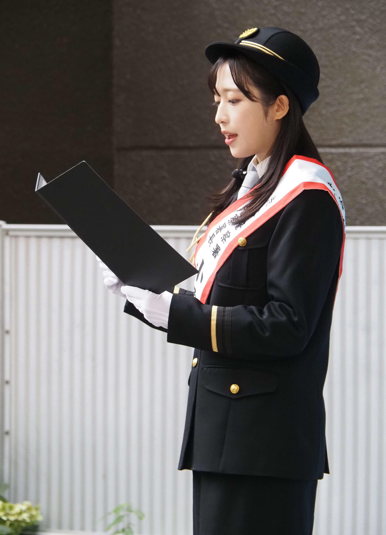交通安全宣言を読み上げるAKB48小栗有以（撮影・遠藤尚子）