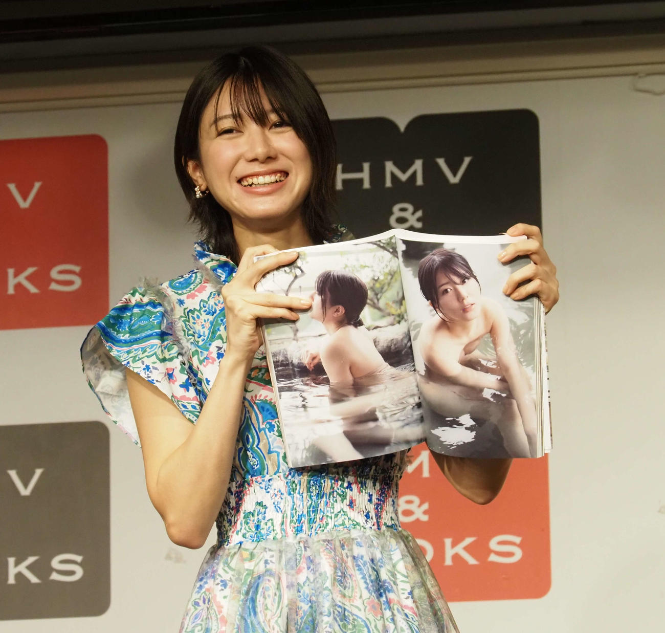 露天風呂で撮影したお気に入りカットを披露するAKB48大西桃香（撮影・遠藤尚子）
