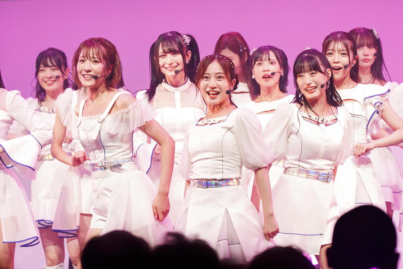 東名阪ツアー千秋楽の大阪公演を行ったNMB48のキャプテン小嶋花梨（前列左）川上千尋（同右）上西怜（同右後方）ら（C）NMB48