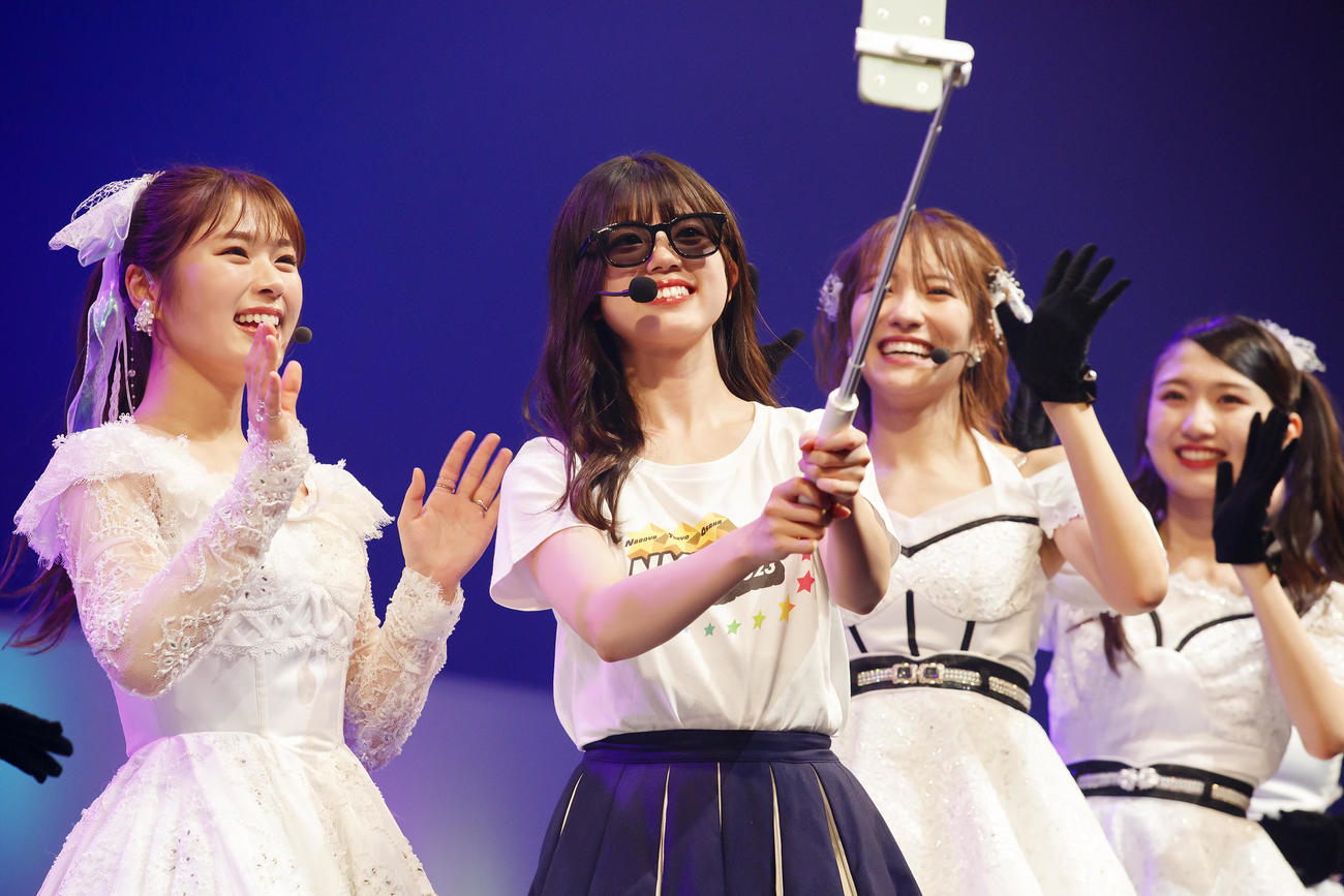 ツアーメンバーではなかった坂下真心（中央）も配信しながらステージへ（C）NMB48