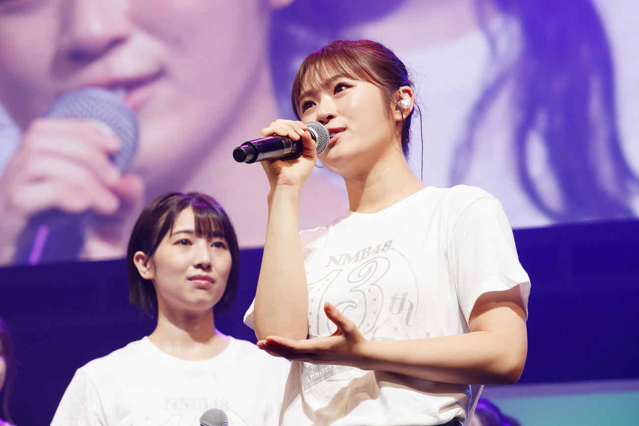 言葉に詰まりながらもあいさつする渋谷凪咲（C）NMB48