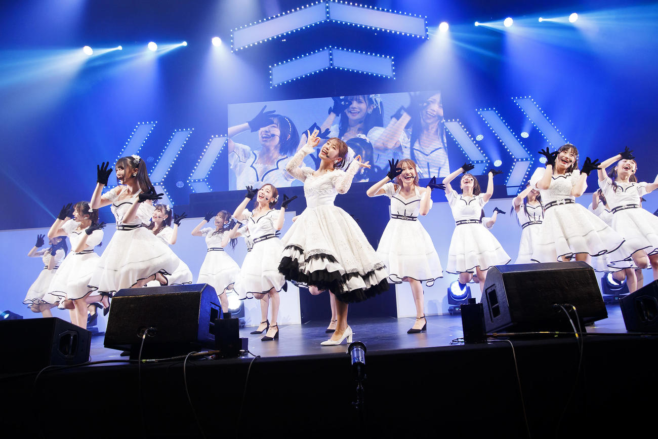 13周年コンサートでパフォーマンスするNMB48の渋谷凪咲（中央）ら（C）NMB48