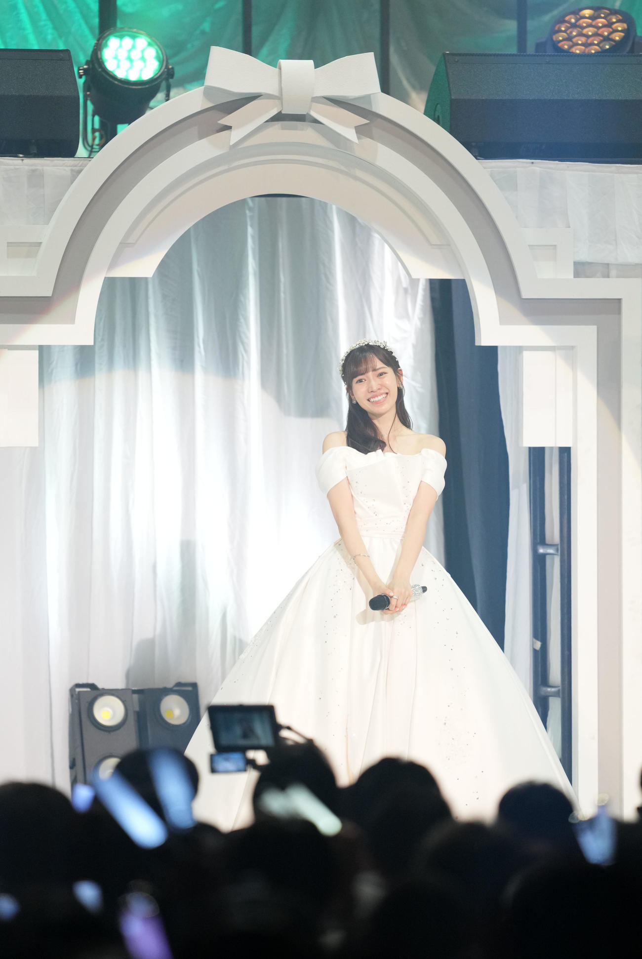 卒業コンサートを終え笑顔でステージを後にするHKT48運上弘菜（撮影・横山健太）